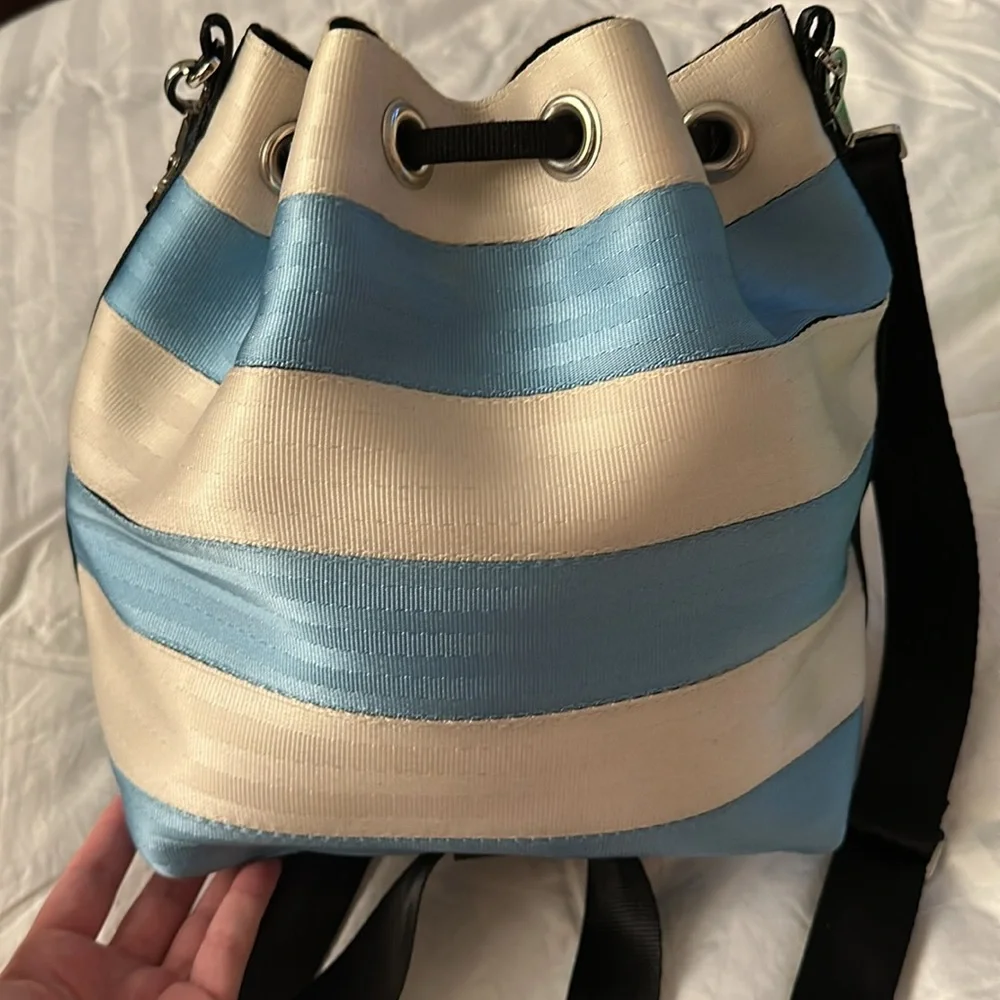 HARVEYS Alice In Wonderland Park Hopper Seatbelt Bag